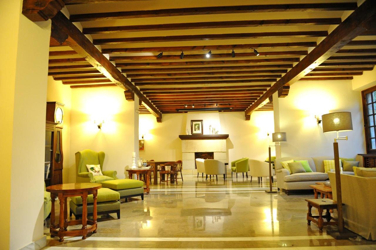 Parador de Santillana del Mar Exterior foto