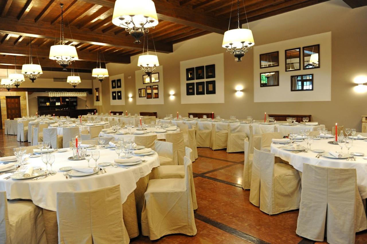 Parador de Santillana del Mar Exterior foto