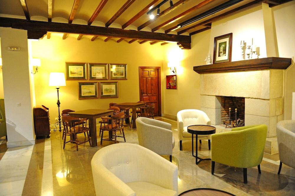 Parador de Santillana del Mar Exterior foto