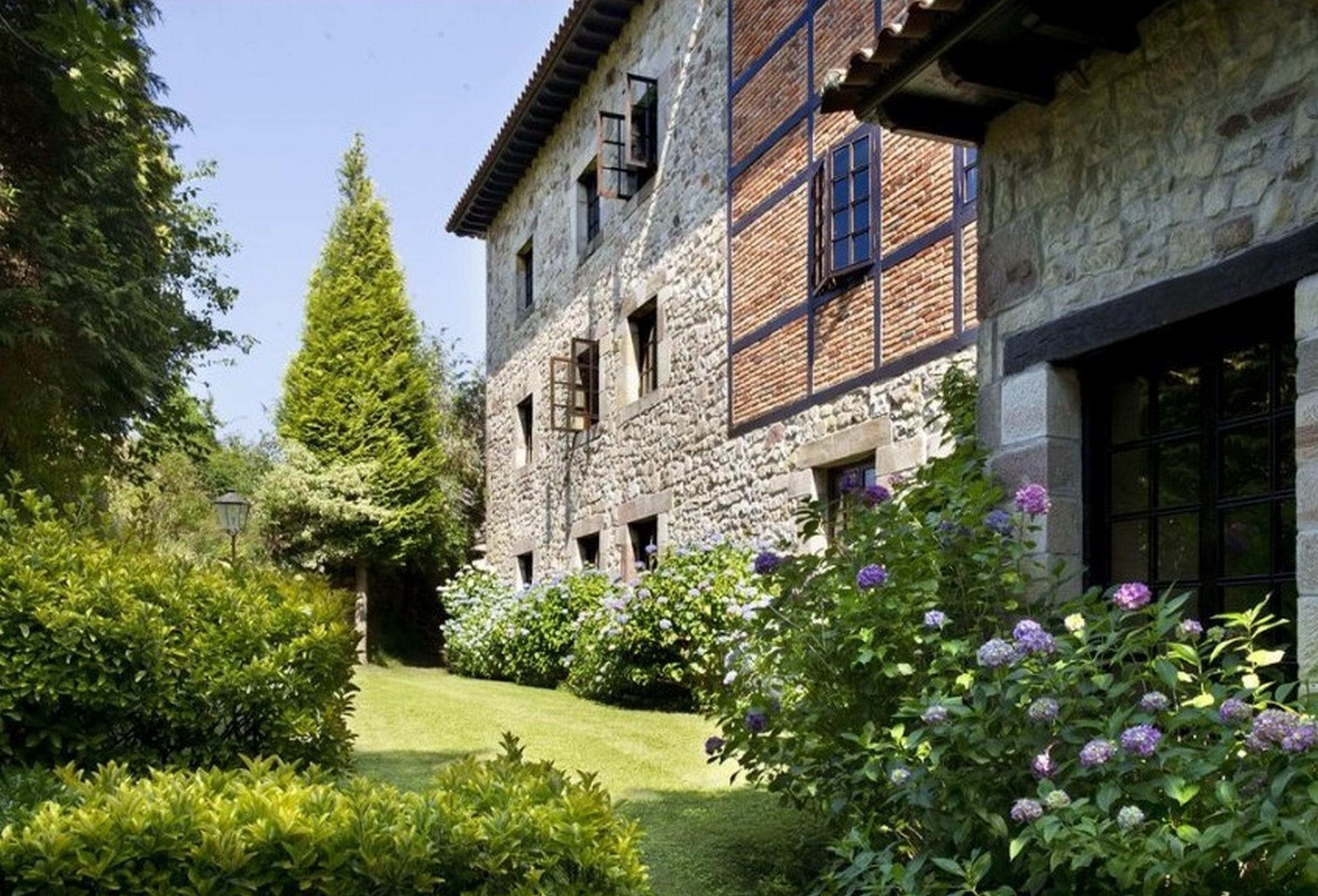 Parador de Santillana del Mar Exterior foto