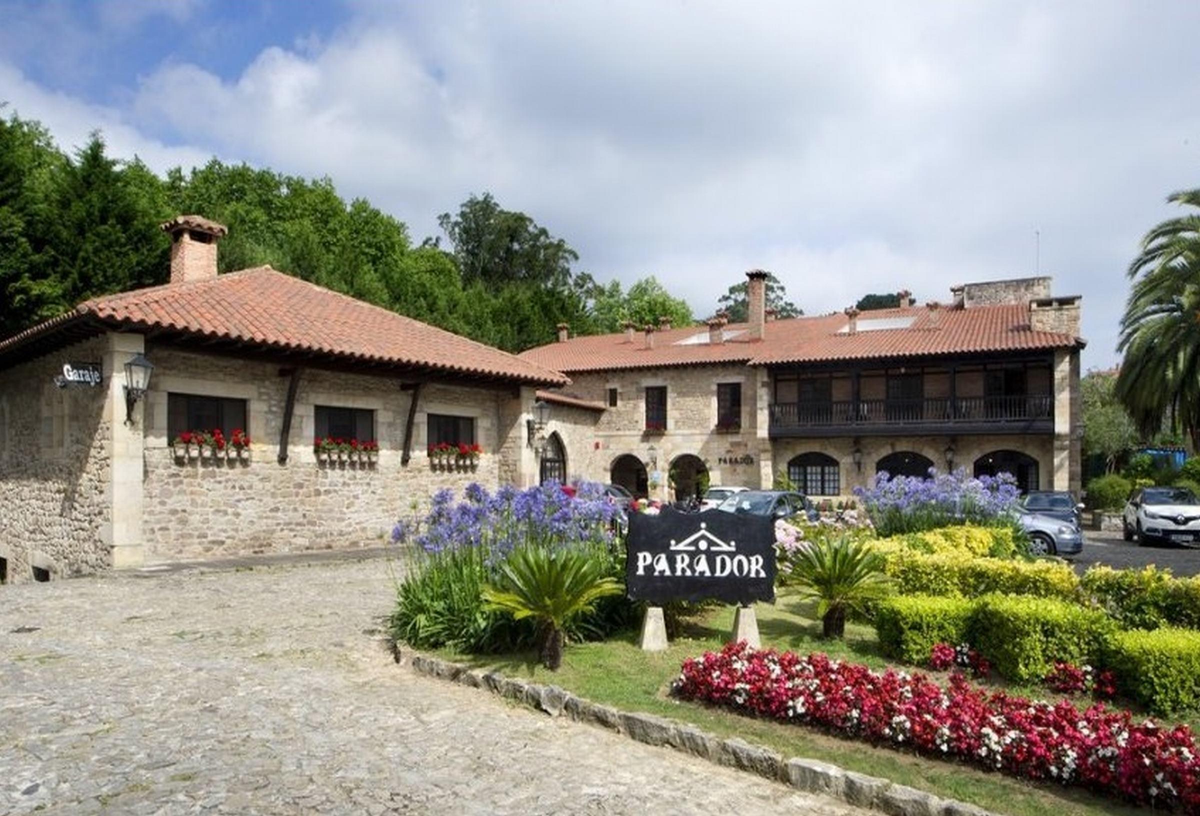 Parador de Santillana del Mar Exterior foto