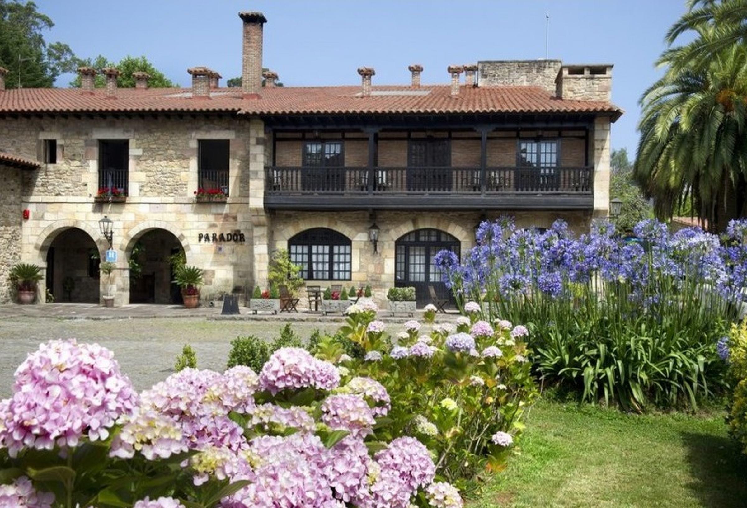 Parador de Santillana del Mar Exterior foto