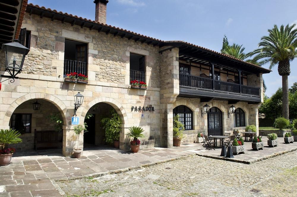 Parador de Santillana del Mar Exterior foto