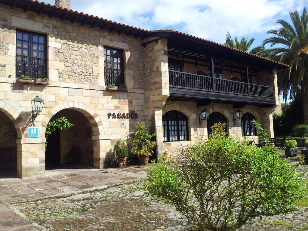 Parador de Santillana del Mar Exterior foto