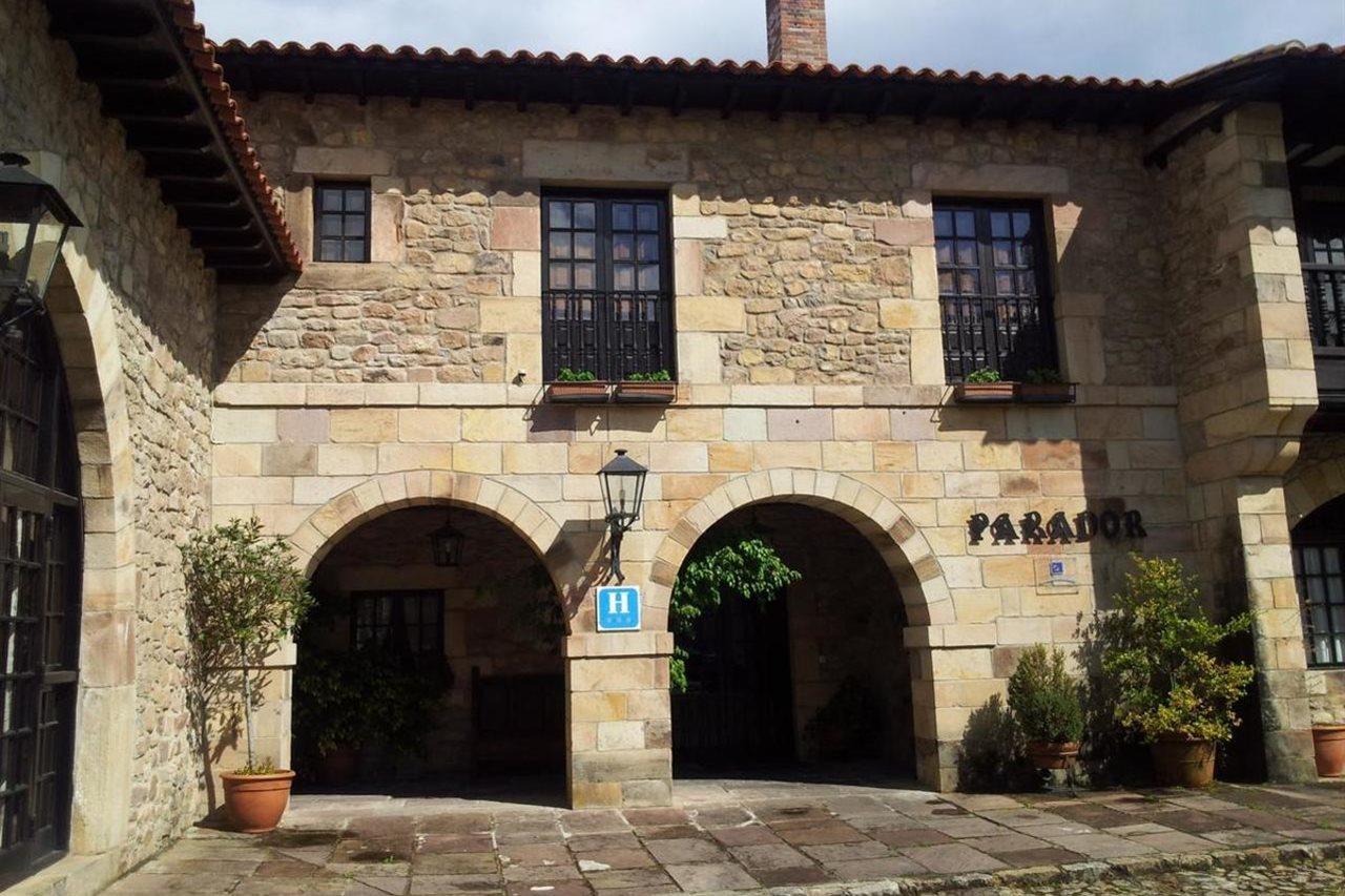 Parador de Santillana del Mar Exterior foto